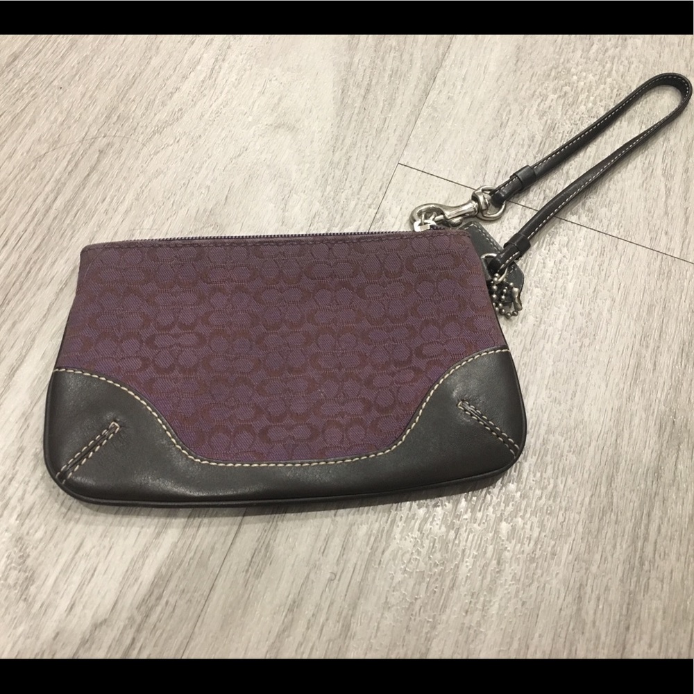 💜EUC Coach Purple Wristlet💜